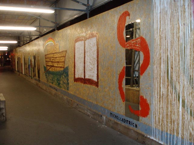 Die Klagemauer / Westwand in Wien, Kunst im öffentlichen Raum, 40 m lang × 2,5 m hoch.
